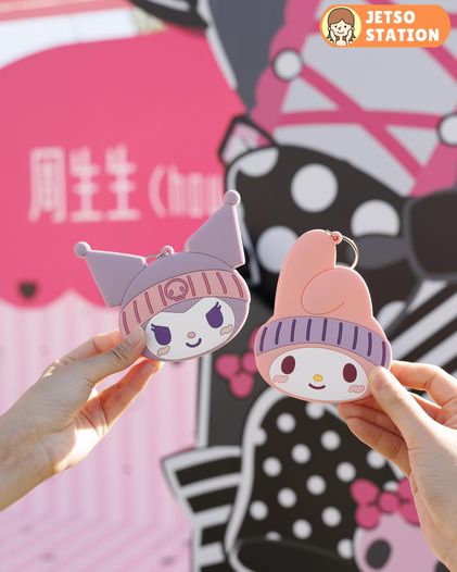 免費送 My Melody 或 Kuromi造型鏡子吊飾及主題角色貼紙